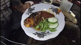 CARI MASALAH.. MAKAN AYAM BAKAR PALING PEDAS, PENUH DENGAN CABE!!. 