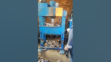 HYDRAULIC PRESSING MACHINE IN PUSHING OUT BUSHES FROM EXCAVATOR