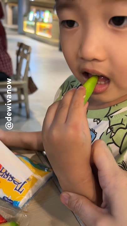 Nekat makan cabe rawit #dewivanow #prank #caberawit #jajananpasar #kuebuahfantasithailand #kueku