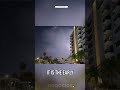 Un relámpago ilumina gran parte del cielo sobre la bahía de Tampa, en Florida