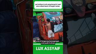 Perhatikan Truck Yang Terparkir Saat Ada Ombak Besar Di Tengah Lautan
