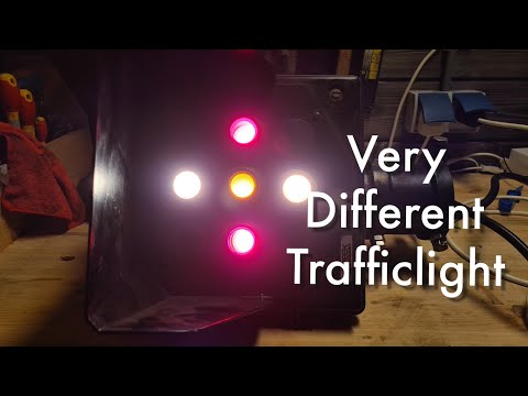 Very Odd Dutch Tram/ Bus Trafficlight!