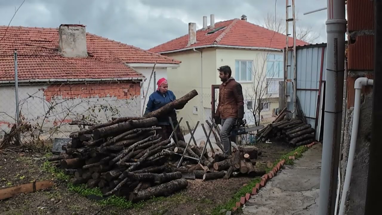 🪵🪵🪵🪵Elektirikler gitti zaman odun sobası ıcın odut kesiyoruz jarjlı odun motorumuz ile…