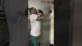50 Cent shows off speed bag skills in first day back training Resimi