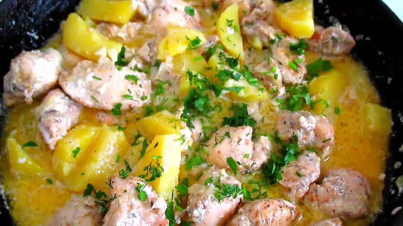 жареная картошка с куриным филе. куриная грудка. сковородка с курицей и картошкой. курица с овощами на сковороде. рецепт картошки с куриной грудкой на сковороде.