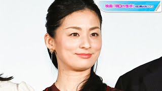 尾野真千子、ストライプ×ストライプの上級者コーデ　大人の着こなし