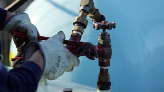 Het wisselen van een propaantank in vijf eenvoudige stappen