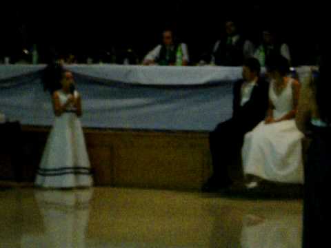 jess-&-patricks-wedding-flower-girl-singing-to-bride-&-groom