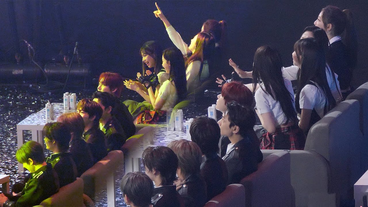 펭수 무대 보는 에스파 & 엔하이픈｜230218