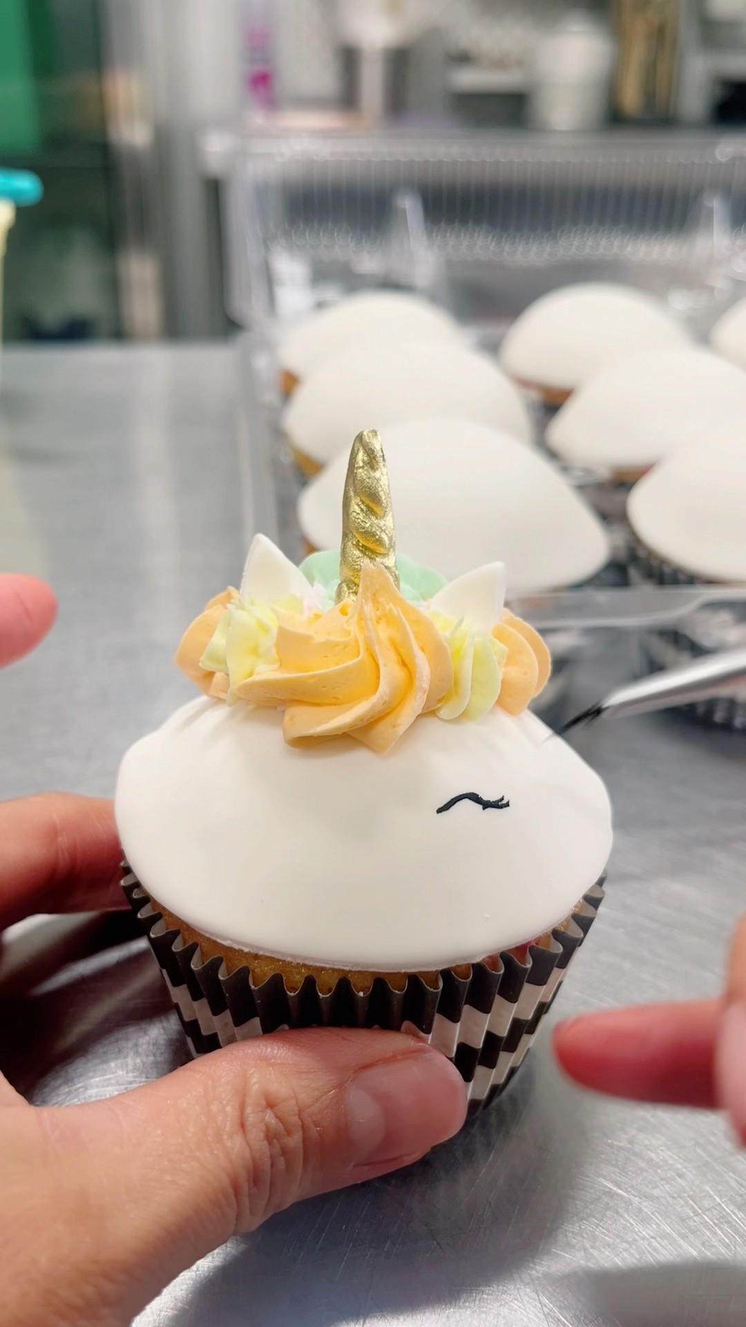 EASY UNICORN CUPCAKE DECORATIONS #howto #cake #unicorn #easy #learning #art #artist #diy #tutorial