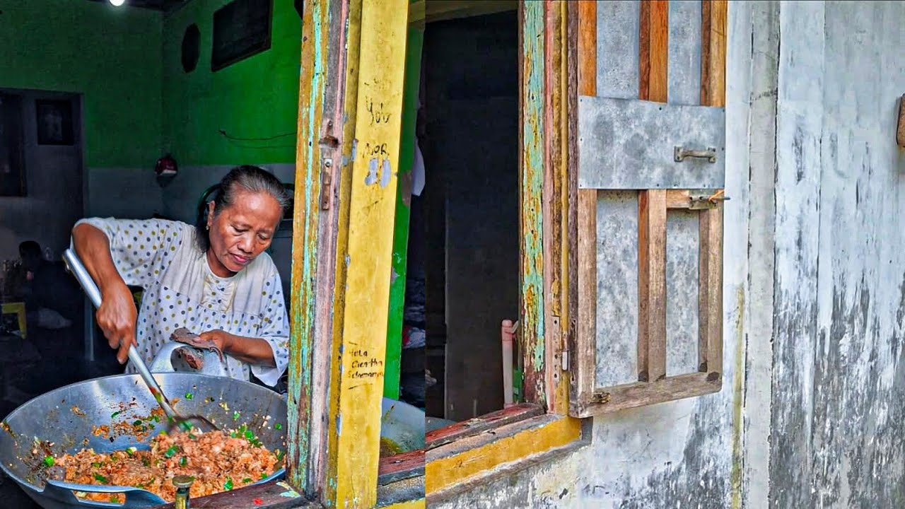 Nasi Goreng 6 Ribuan, Pesan Lewat Jendela Lokasinya Tersembunyi di Dalam Gang