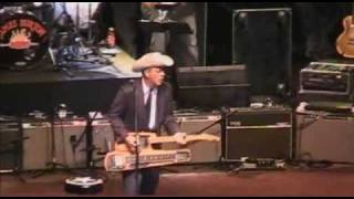 Vignette de la vidéo "Junior Brown "Johnny B. Goode" at The James Burton International Guitar Festival 2009"