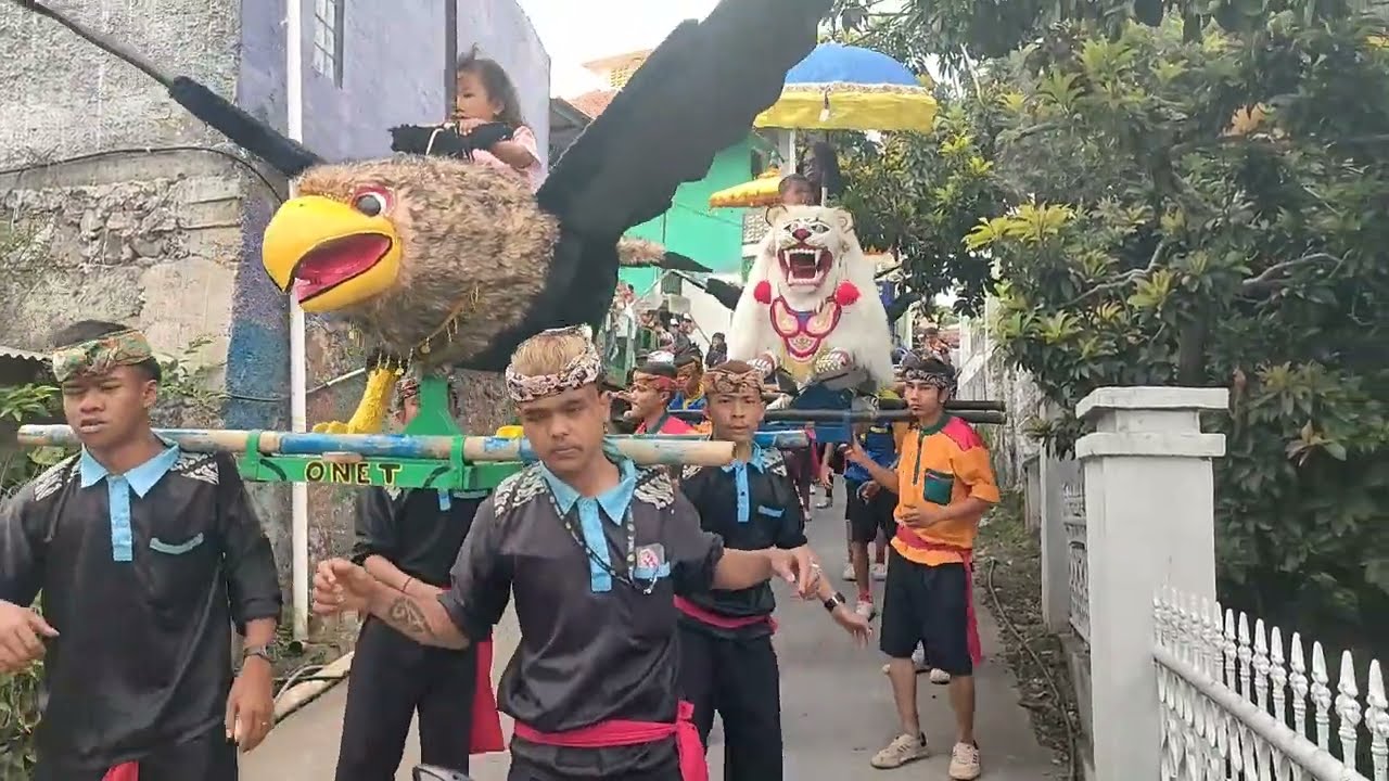 ARAK-ARAKAN RAJAWALI DIJALAN SENI BENJANG PANCA KOMARA || PASIR KUNCI 