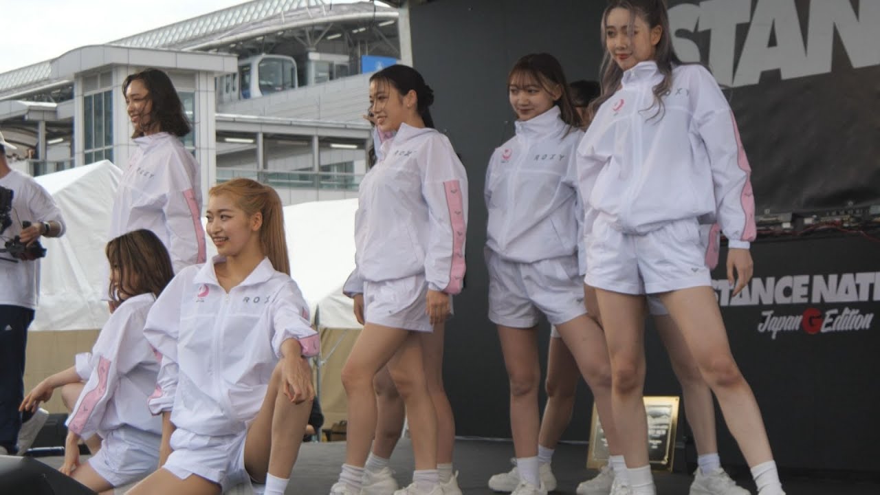 ガールズチームのダンスステージ