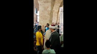 مصلّون في بيروت ينزلون إمام الجامع عن المنبر لانه يمدح سعد الحريري