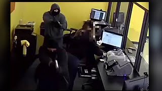 Gunmen break into check cashing business, steal money