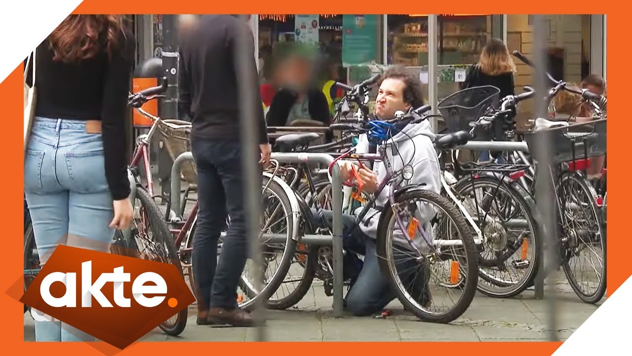 Würden Sie einschreiten? Wir machen den Fahrraddieb - Test! | Akte | SAT.1