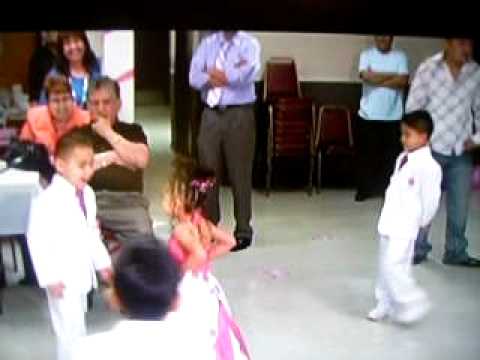 DULCE MARIA BASURTO (MIS 3 ANOS) PRINCESA BAILANDO...