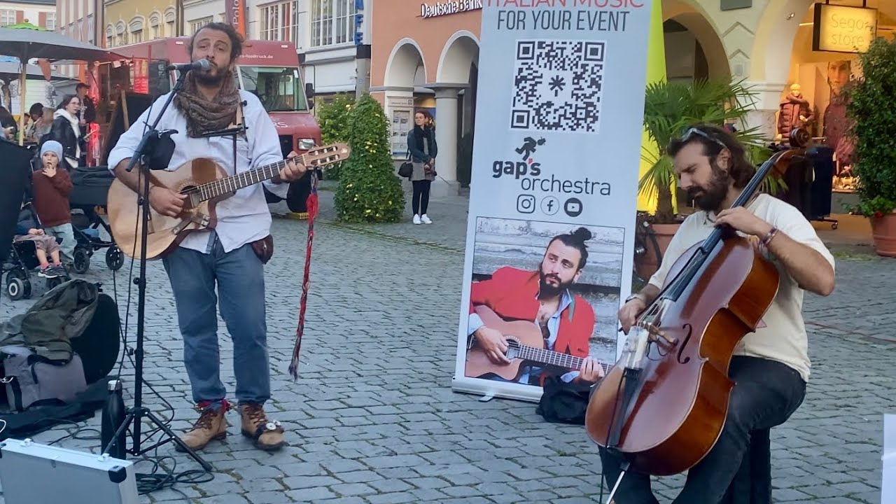 Artisti di strada italiani incantano la Germania cantando Lucio Dalla - violoncello, chitarra e voce