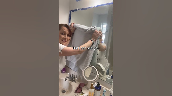 She doesn't know how mirrors work 🤣