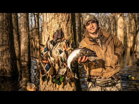 We Shot a PINTAIL in the WOODS! (Arkansas Flooded Timber Duck Hunt)