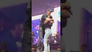 ENRIQUE IGLESIAS 🖤 with a lucky fan 🤩🫂 on stage #bailamos 🤟🏻 #enriqueiglesias