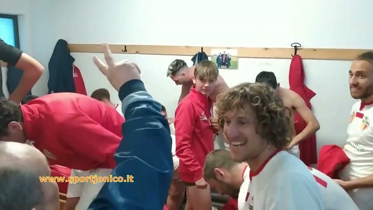 L' esultanza dei giocatori della Jonica negli spogliatoi dopo la gara vinta  (2-0) con il Carlentini