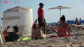 OCUPANDO LAS TOALLAS DE LA GENTE EN LA PLAYA!