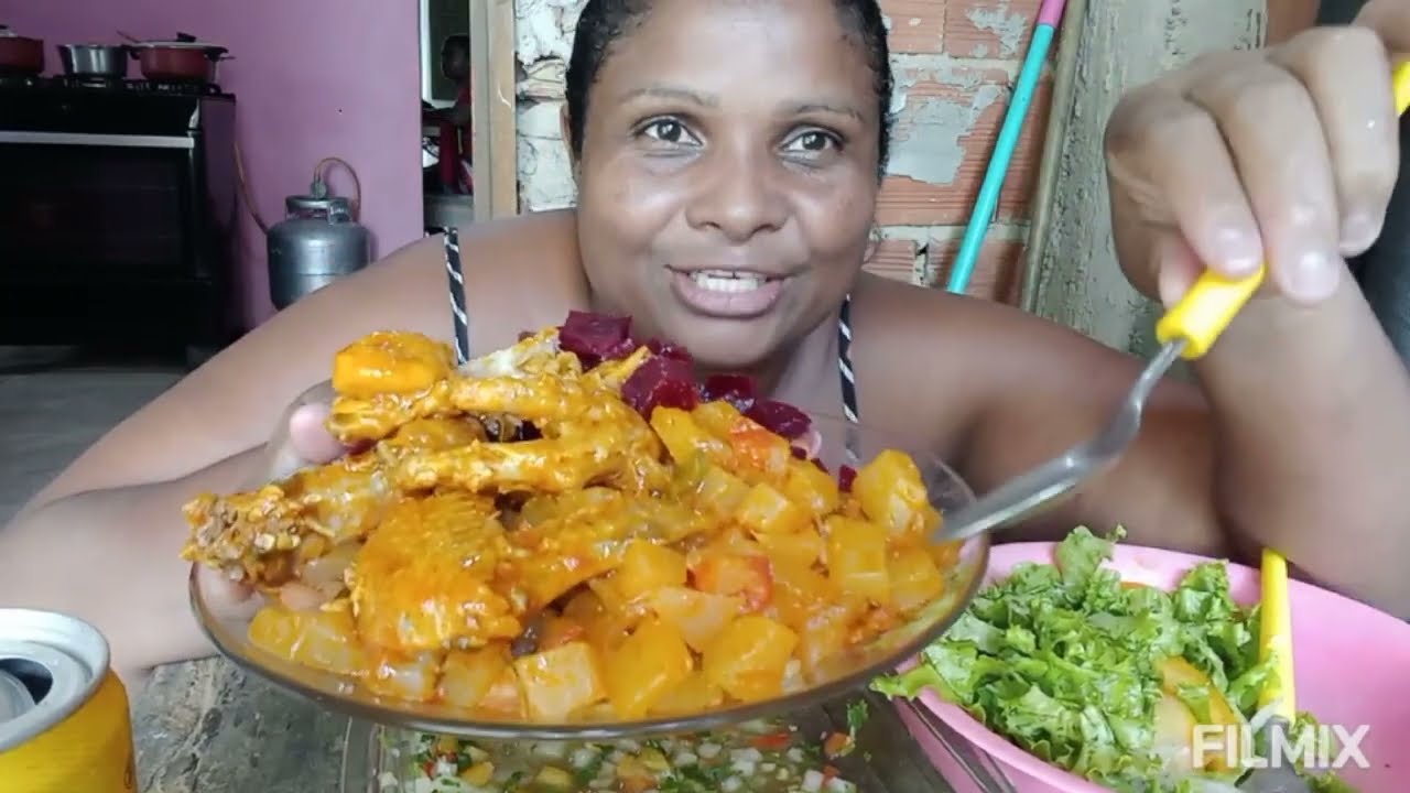 COMENDO GALINHA GUIZADA REFOGADO DE MAMÃO VERDE SALADA DE BETERRABA FEIJÃO ARROZ