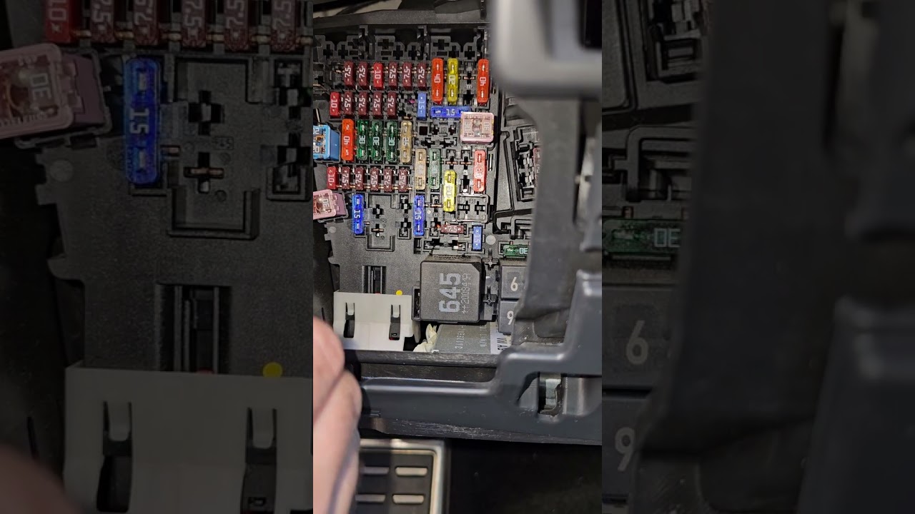 Cupra Ateca / Seat Ateca 12-V Ladesteckdose im Kofferraum verbauen.