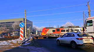 Russian Railway Crossing. Speed train Lastochka. Essentuki/Железнодорожный переезд. Ессентуки