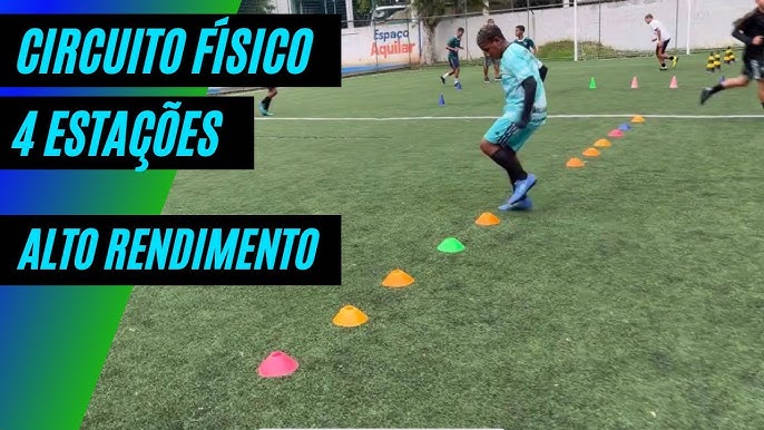 Bola de futebol feminina ou pensando em metas de condicionamento físico,  jogo de treinamento, jogo de treino na cidade do canadá, jogador de  futebol, atleta de esportes ou treinador de exercícios, ouvindo música de  rádio de saúde ou podcast de vencedor