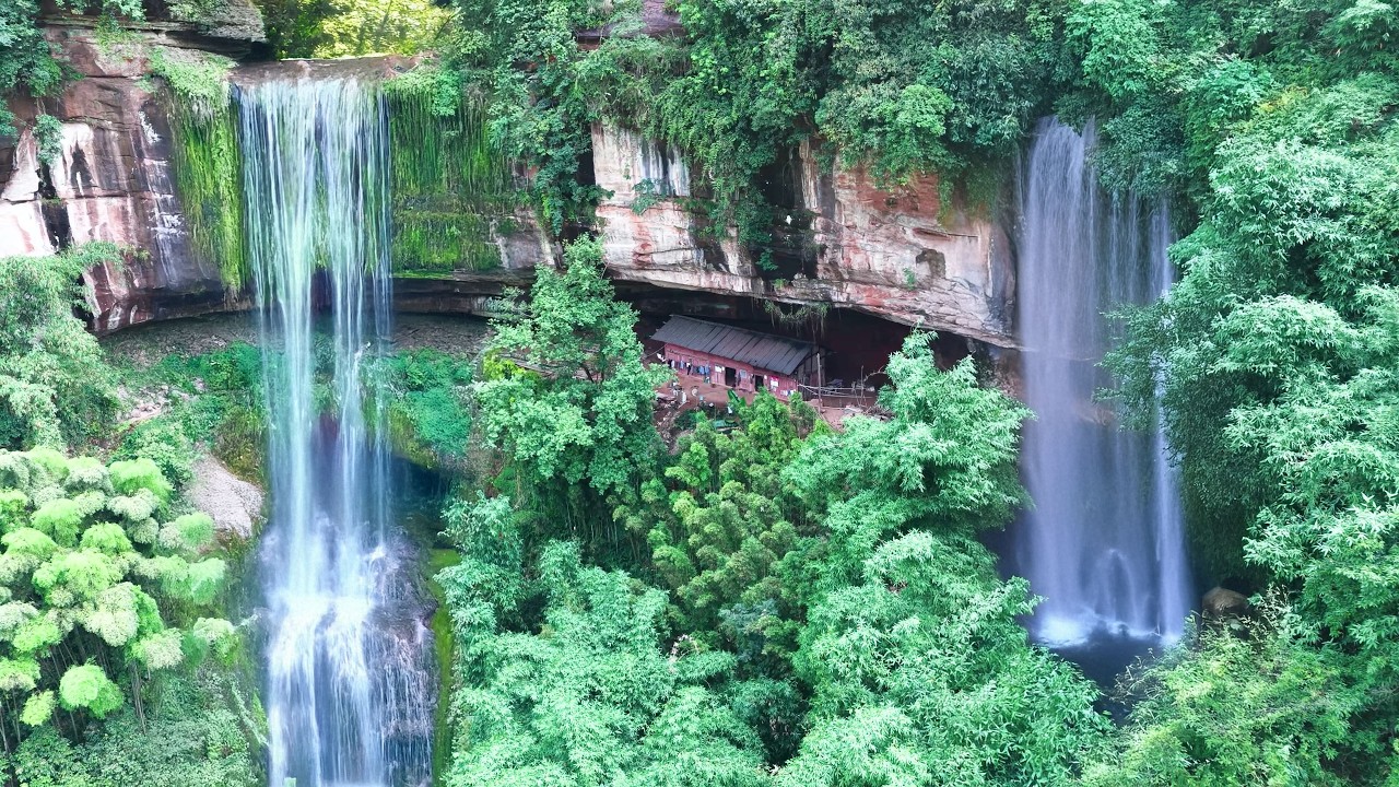 90-летняя бабушка живет одна в пещере Водяной Завесы, живя в гармонии с миром.