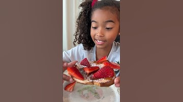 Easy&delicious breakfast! #strawberry #toast #breakfast #shorts