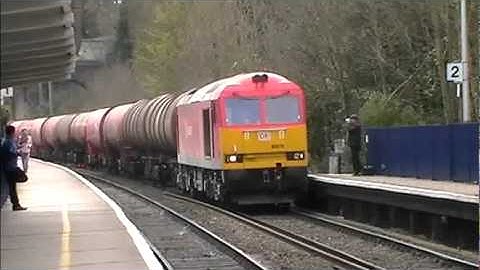 Super Tug 60079 Cruises through Reading West with a Three-Tone working 6B33 03/04/12