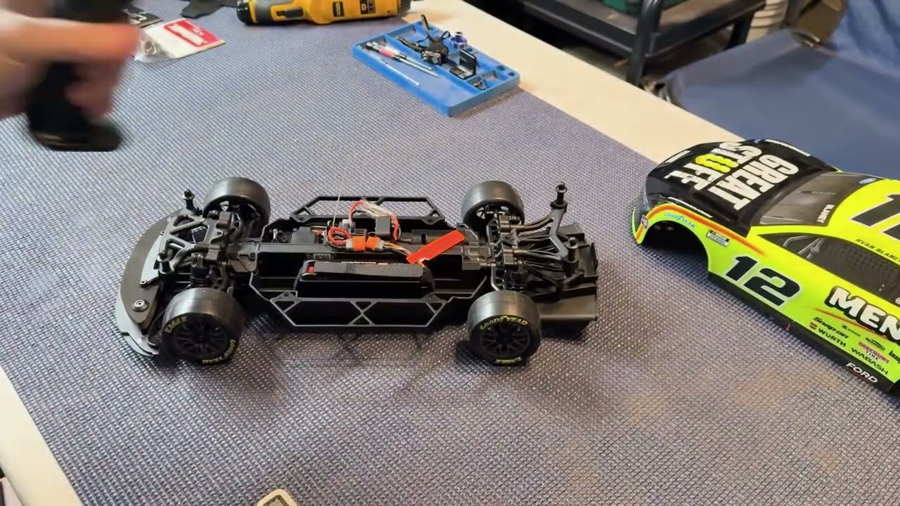 1/12 Losi Nascar from the Box to the Track Part 1