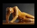 Καταπληκτικές φωτογραφίες από γυμνά σώματα βουτηγμένα στο μέλι