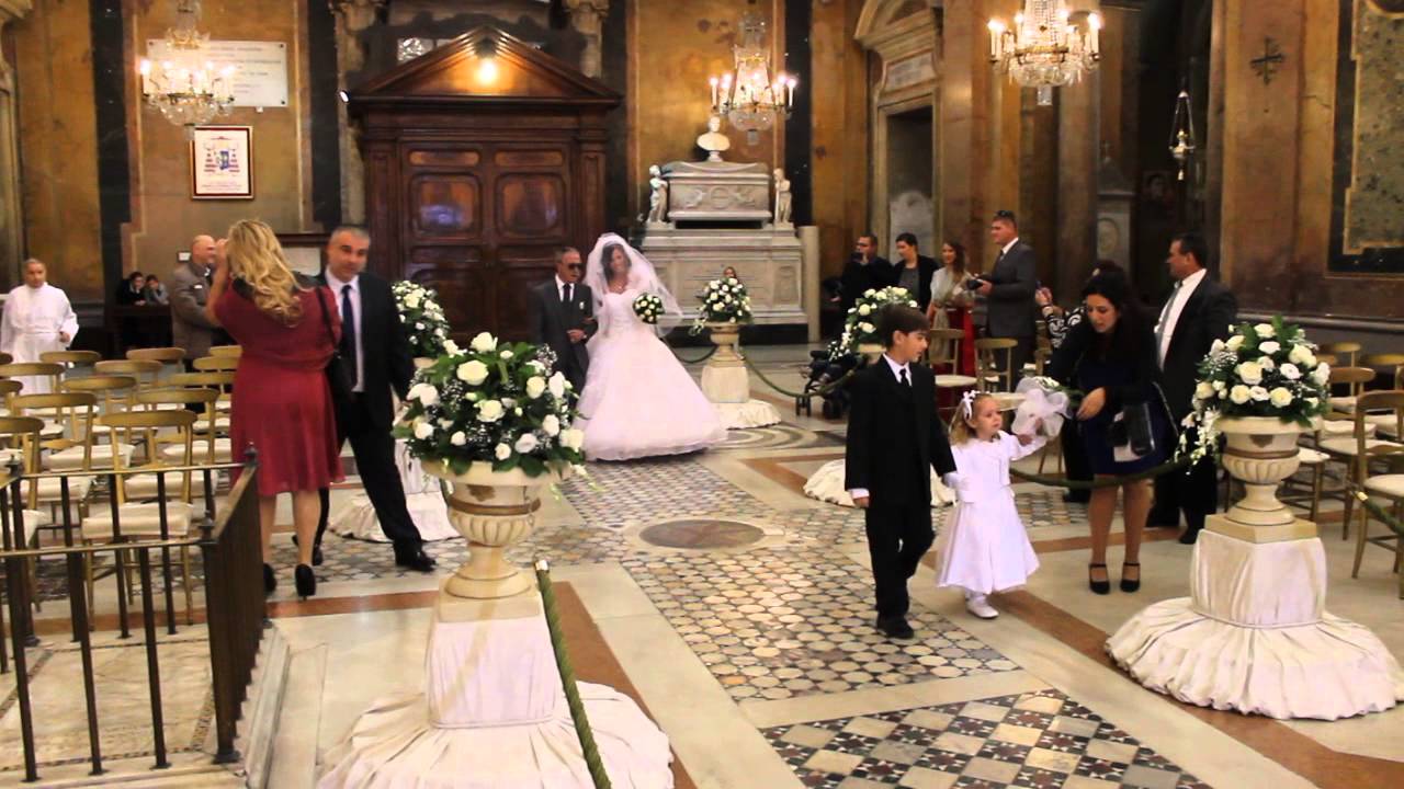 Entra la sposa... la damigella fa i capricci :) - YouTube