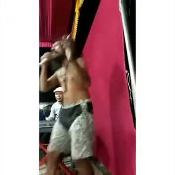 Orang gila nyanyi cicak di dinding