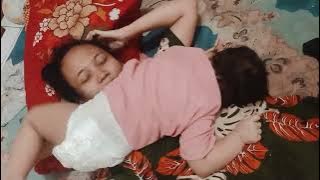 Tsamara, lagi minum asi bunda dgn cara beda dari yg anak anak lainnya.. 😂😂😂 #kokgemes