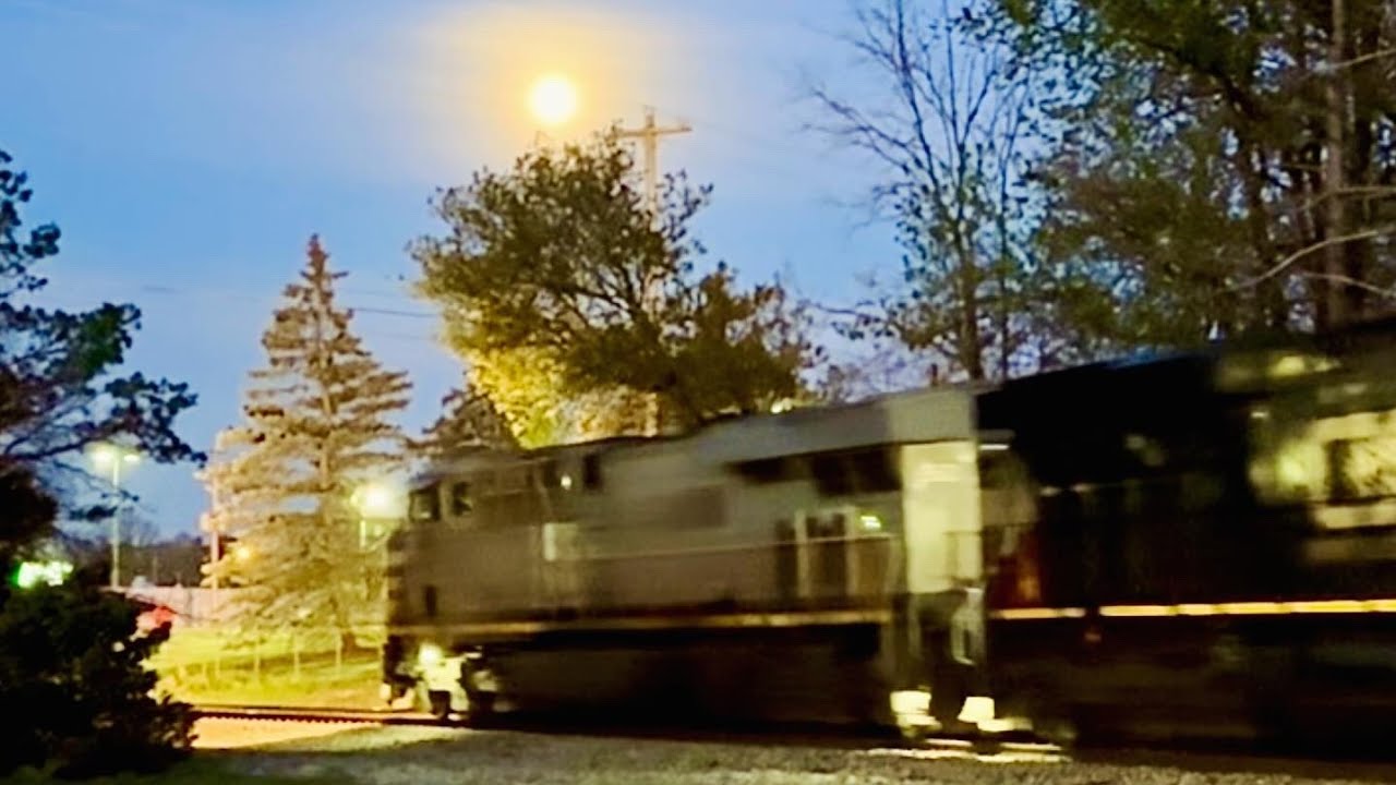 4/25/24 CN Train 491 under a 🌕 - YouTube