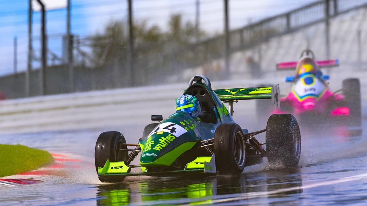 Выживу ли я в этой гонке? Дождь в Брэндс-Хэтче | Часть 1