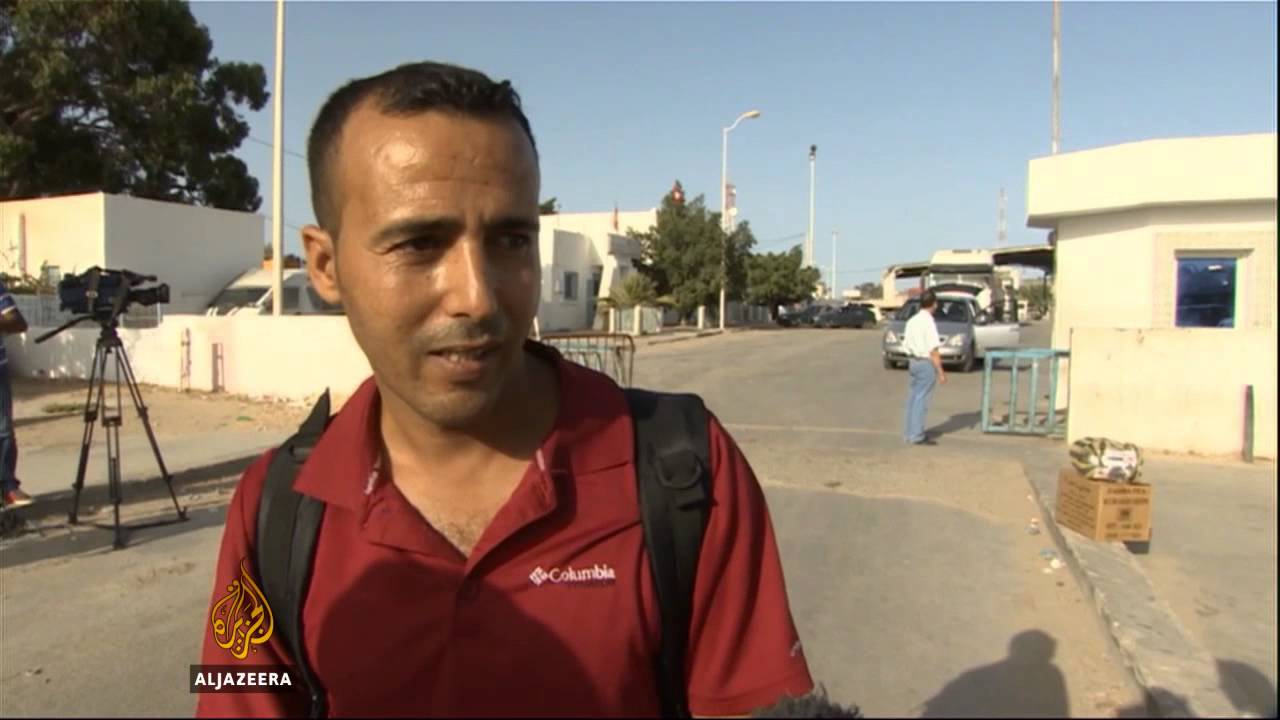 يغادر الليبيون منازلهم ويتوجهون إلى تونس