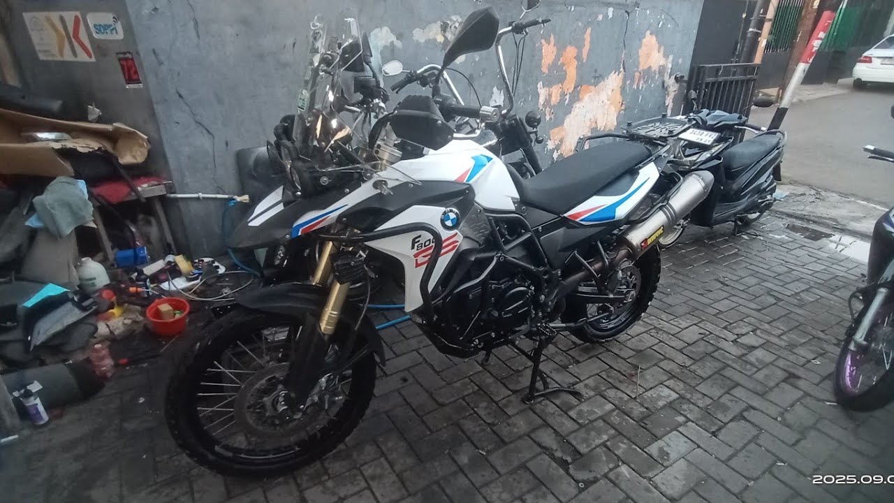 Cuci wax BMW F800gs Yuk yg mw cuci steam tanpa ribet ke tempat cucian steam kita bs loh krmh kalian.