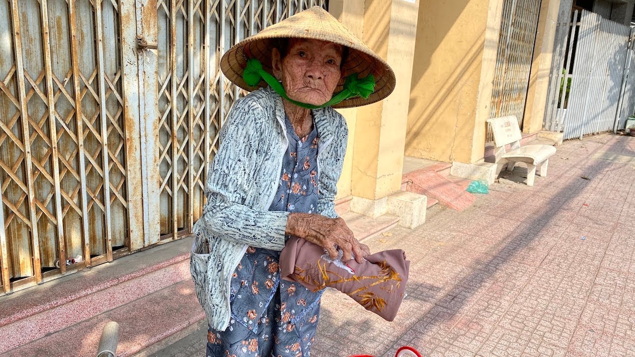 Xin về tận nhà để tìm hiểu gia cảnh nhưng bà cụ từ chối và sự thật bất ngờ khi tìm về đến nơi