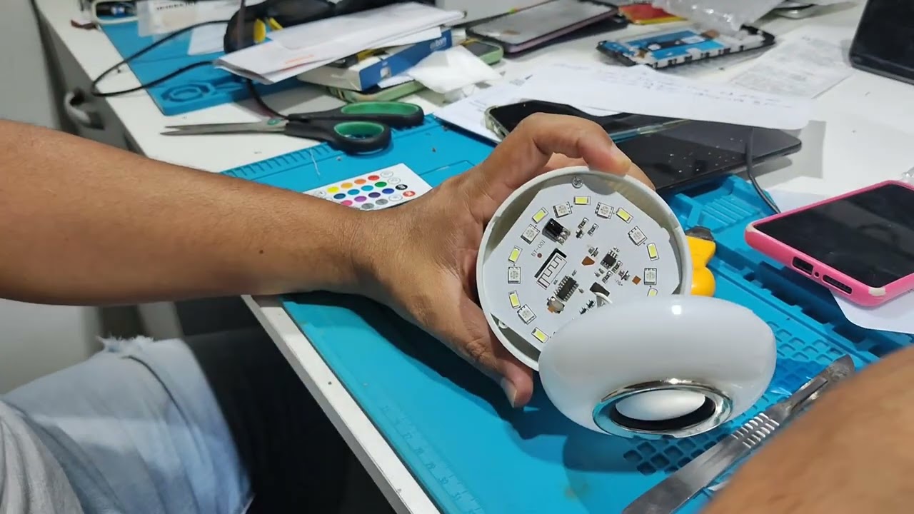 Lâmpada que toca música por bluetooth vale a pena é boa e como abrir