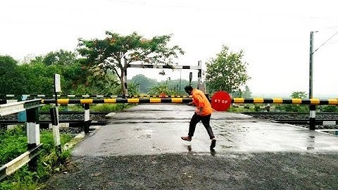 Gateman long time to Hard Suffered Try Closed Railgate  Speedy Train Comeing With Angry Honking