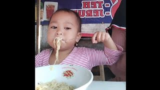 Adek Kinanti Makan Mie Ayam Berdua sama Bunda