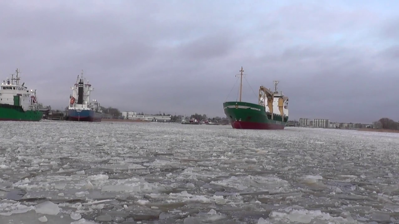 Грузовое судно "ANGERMANLAND"  разворот  во льду.