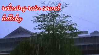 relaksasi suara air hujan turun dengan deras di pagi hari